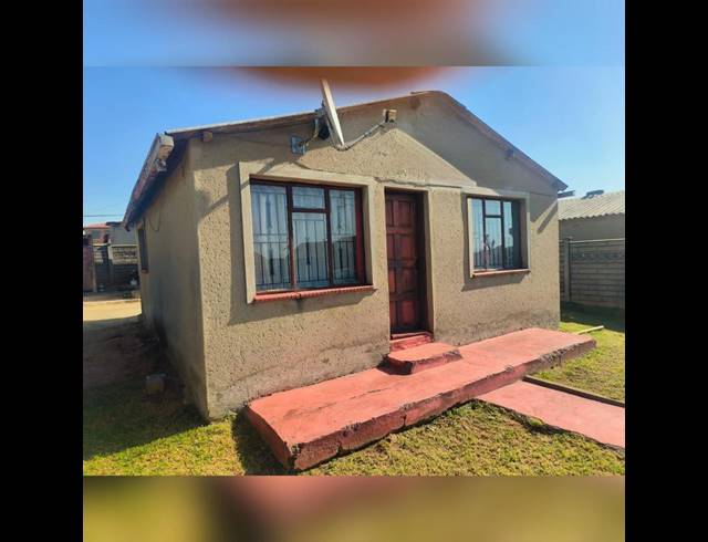 2 BEDROOM HOUSE FOR SALE IN MOFOLO CENTRAL